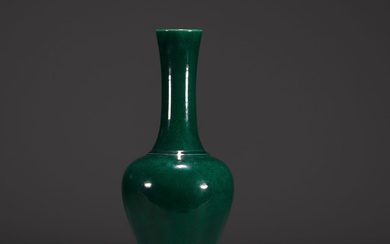 China - Green monochrome porcelain vase, Qing period.