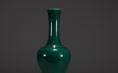 Chine - Vase en porcelaine monochrome de couleur verte, époque Qing. Poids: 1.04 kg Livraison...