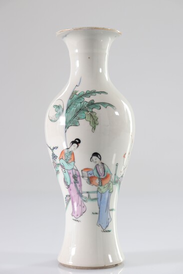 Chine vase en porcelaine à décor de femmes vers 1900