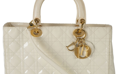 Christian Dior, sac Lady Dior en cuir vernis ivoire matelassé cannage, charmes D.I.O.R., bandoulière en cuir, 24x31 cm