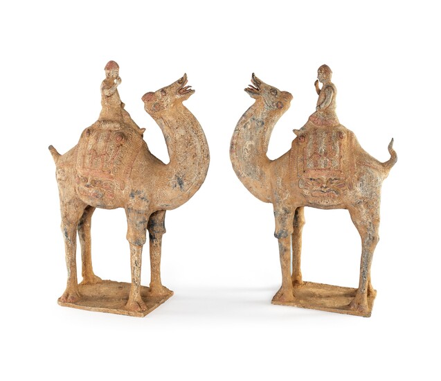Coppia di sculture in terracotta raffiguranti cammelli, Cina - cavalcati da...