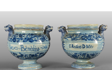Coppia di vasi in maiolica bianca e blu da elettuari, decoro calligrafico...