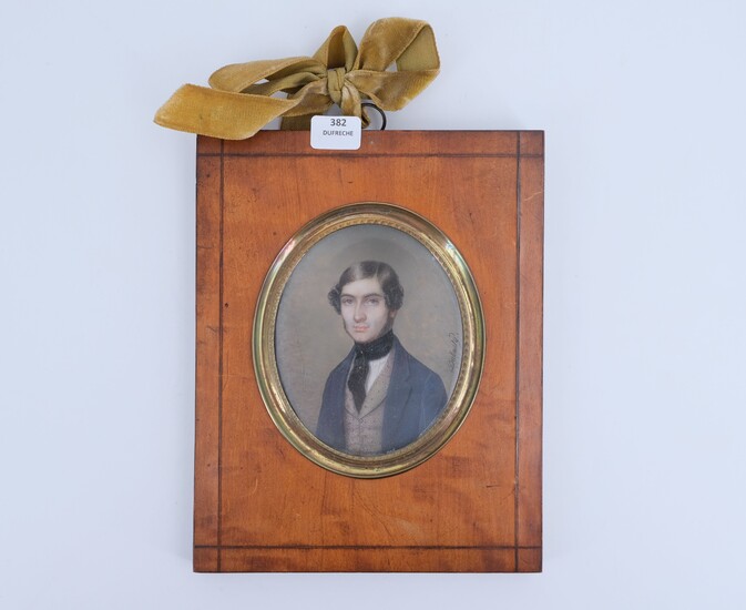DUBASTY Joseph (actif entre 1808 et 1842). Portrait d'homme. Miniature sur ivoire encadrée. Signé et...