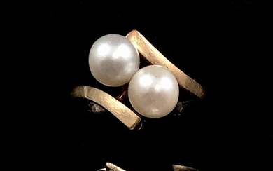 Deux bagues "toi moi" en or jaune 18 K (750°/00) ornées chacune de deux perles....