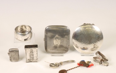 Diverse zilveren en onedele objets de vertu waaronder niello sigaretten etui