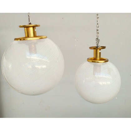 Due lampade a sospensione con diffusore globulare a mezza filigrana lattimo, struttura in ottone. Italia, secolo XX. (misure diverse) (difetti)