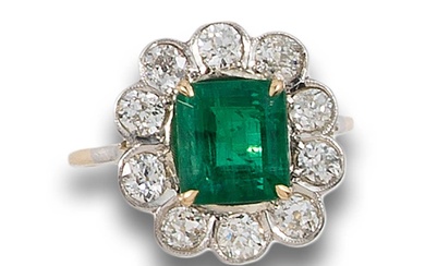 EMERALD AND DIAMONDS ROSETTE RING, IN WHITE AND YELLOW GOLD