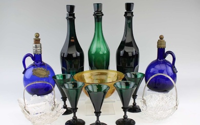 Een verzameling van divers glaswerk wo een Unica Copier schaal, karaffen, paraplu glazen en kristallen mandjes