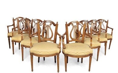 Ensemble de huit fauteuils de style Louis XVI en bois sculpté, à dossier ajouré en...
