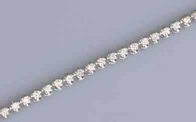 Fin bracelet rivière en or gris 750°/°° (18K) , serti de diamants taille brillant pour...