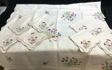 Floral Linen Tablecloth & Napkins 9