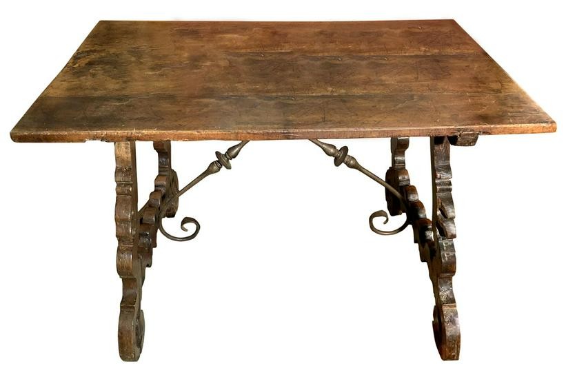 "Fratino" style table in walnut, Sicily, eighteenth