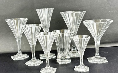 Importante servizio di bicchieri a calice in cristallo sfaccettato con...