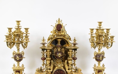 Imposante pendule en bronze/laiton doré au feu avec marbre, décorée de chérubins, médaillons et femmes...