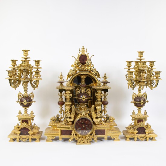 Imposing fire-gilt bronze/brass clock with marble, decorated with cherubs, medallions and sphinx women, with 2 candlesticks with 8 light points. Medal d'Argent.