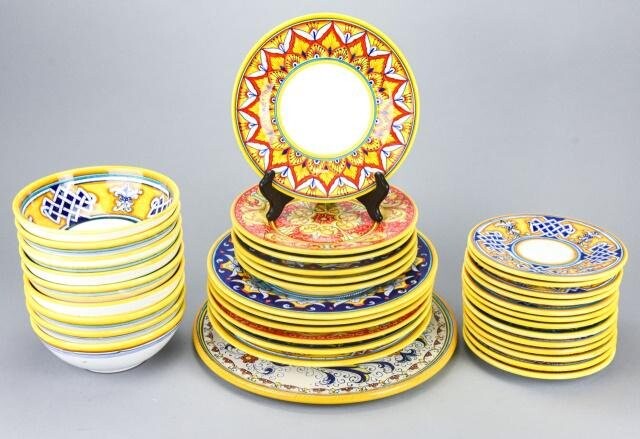 Italian Deruta Pottery Dinner Plate Service