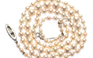 Lot 82 COLLIER de perles probablement fines en partie? en chute allant de 3.3 à 6.5 mm,...