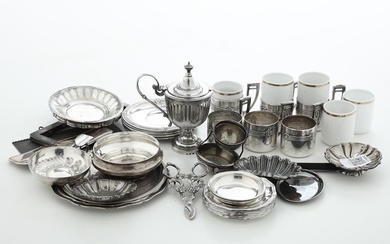 Lotto composto da diversi oggetti in argento, sei portatazzine con piattino (una tazzina mancante)una compostiera, piattini e oggetti vari