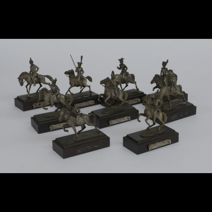 Lotto di nove soldatini a cavallo in metallo argentato...