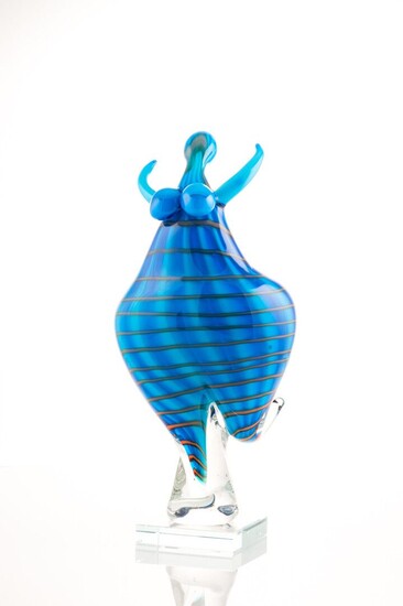 MURANO (Dans le style). Sujet en verre soufflé teinté bleu à décor intercalaire de spirales...