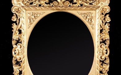 Miroir mural en bois doré sculpté de style florentin du XIXe siècle. Le verre ovale...
