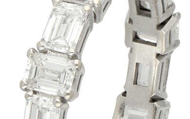 No Reserve - 18K Witgouden alliance ring bezet met ca. 4.30 ct. emerald geslepen diamant.