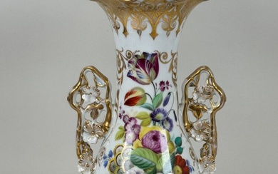 PARIS, XIXe. Important vase en porcelaine à décor polychrome de fleurs et rehaut d'or, le...