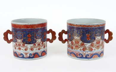 Paar achttiende eeuwse Chinese cilindervormige potten met grepen in porselein met een...