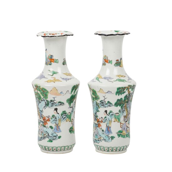 Paar famille verte-Vasen. CHINA, 19. Jh.
