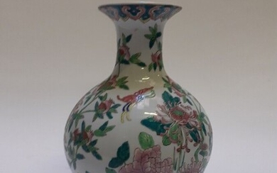 Potiche balustre en porcelaine de Chine à décor émaillé de fleurs. H. 32 cm (Petits...