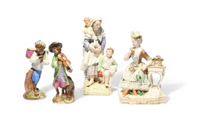 Quatre groupes de figurines en porcelaine continentale, 19e siècle, l'un de Vienne d'après Meissen et...