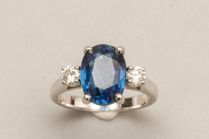 Ring in 18k white gold set with an oval Sapphire...