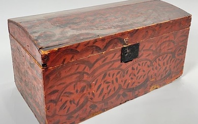 SPONGE-PAINTED DOME-TOP TRUNK 19th Century Height 15". Width 30". Depth 16".