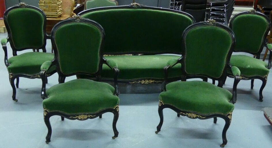Série de 4 fauteuils et une banquette en bois noirci et doré de style Louis...