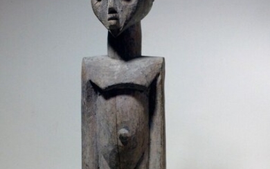 Statue Lobi (Burkina faso) Ancienne statue Lobi sculptée dans un bois dense. Le visage en...