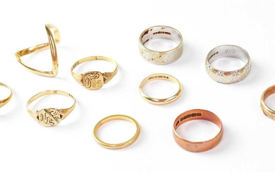 Ten various 9ct gold rings, comprising two white metal examples,...