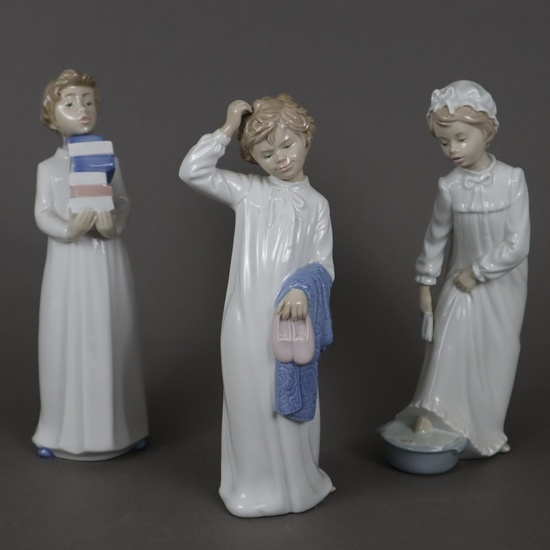 Trois figurines d'enfants - Nao/Llladro, Espagne, 20e siècle, porcelaine, peinture polychrome dans des tons pastel,...