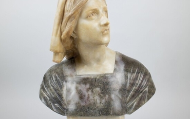 Un buste de femme en marbre et albâtre.Un buste de femme en marbre et albâtre....