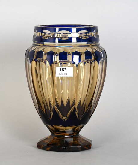 Val Saint-Lambert Vase “E.L. 317” en cristal doublé topaze et bleu cobalt. Créé pour l’exposition...