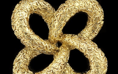 Van Cleef and Arpels, broche à motif de nœud à quatre boucles entrelacées et stylisées