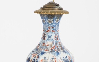 Vase balustre à pans coupés en porcelaine Imari émaillée bleu blanc, rouge et or, à...