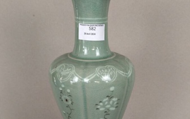 Vase balustre en porcelaine céladon à décor floral. H : 28,5 cm