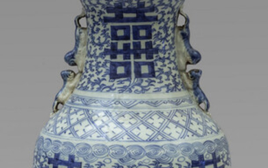 Vaso in porcellana bianca e blu a ideogrammi, Cina sec.XIX h.cm.43