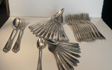 13 large silver cutlery 950/1000 and 12 coffee spoons with rocaille decoration. Weight : 2495 grs