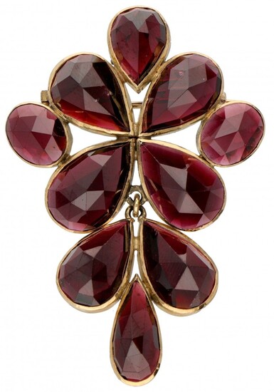 14K. Yellow gold brooch/pendant set with approx. 47.77 ct. garnet.