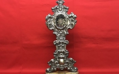 Silver tone metal shrine on a gilt wooden base, with relic in oval case - Italy - 18th century