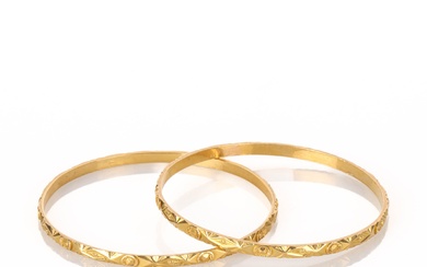 688261 - A pair of bangles of 18 kt. gold (2)