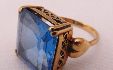 9ct yellow gold and blue stone ring, approx total weight 10....
