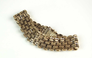 A 9ct gold decorative link bracelet