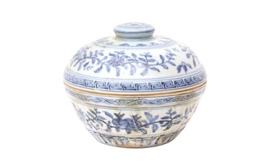 A CHINESE BLUE AND WHITE 'POMEGRANATE AND LILY' TUREEN AND COVER 明 青花花果紋湯盌連蓋